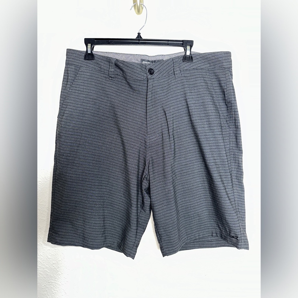 O’Neill 10 Inch Walking Shorts In Gray with Black Stripes Mens Size 36